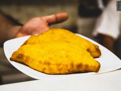 Il titolare ci mostra due panzerotti, facendoci notare come la dimensione non superi mai i 16 centimetri. �Riteniamo che sia questa la grandezza perfetta, l�ideale per non appesantire il cliente�, commenta